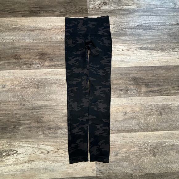 Spanx Look At Me Now Black Green Camo Womens S Stretch Seamless Yoga Leggings - Picture 2 of 10